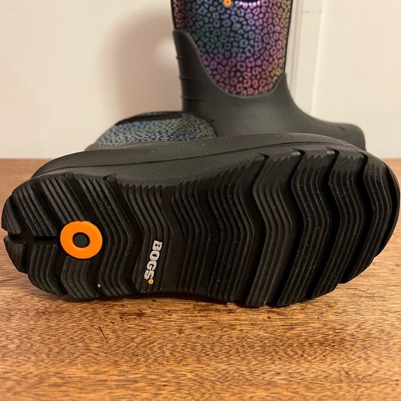 Bogs Black Neo Classic Rainbow Leopard Kid’s Winter Boots - Picture 4 of 6